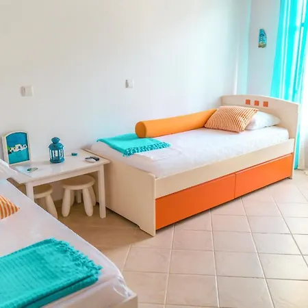 Sea Zoe, Summer House